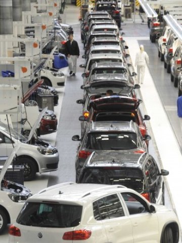 <p>
	Фабриката на VW във Волфсбург. <em>Снимка: Ройтерс</em></p>
