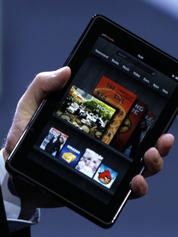 <p>
	Само за няколко месеца Kindle Fire се превърна в истински шлагер.<em> Снимка: Ройтерс</em></p>
