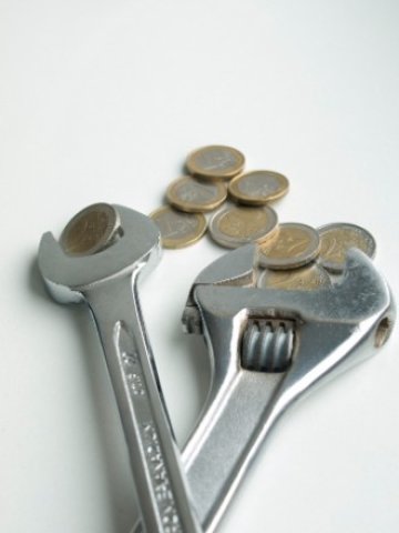 <p>
	Ако лидерите не вземат спешни мерки, еврото ще бъде притиснато до стената.<em> Илюстрация: sxc.hu</em></p>
