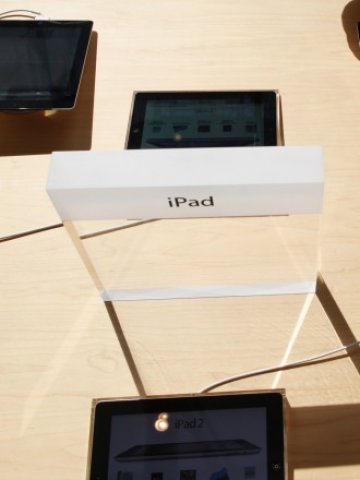 <p>
	Таблетите на Apple може да изчезнат от щандовете в някои европейски страни.<em>&nbsp;Снимка: Ройтерс</em></p>
