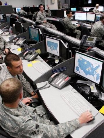 <p>
	12 фирми от отбранителната промишленост в САЩ също са били жертва на масираната атака. <em>Снимка: Ройтерс</em></p>
