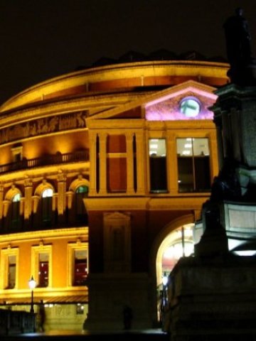 <p>
	Royal Albert Hall e най-престижната концертна зала във Великобритания.<em> Снимка: sxc.hu</em></p>
