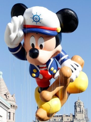 <p>
	На плаката от 1928 г. е изобразен усмихващият се герой на Дисни.<em> Снимка: Getty images/Guliver</em></p>
