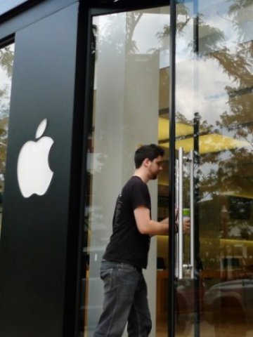 <p>
	Apple вече е най-голямата американска компания.<em> Снимка: Ройтерс</em></p>
