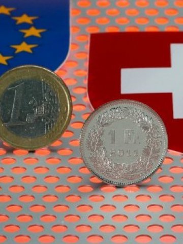 <p>
	Швейцария може да обвърже курса на националната си валута - франк, с еврото. <em>Снимка: Ройтерс</em></p>
