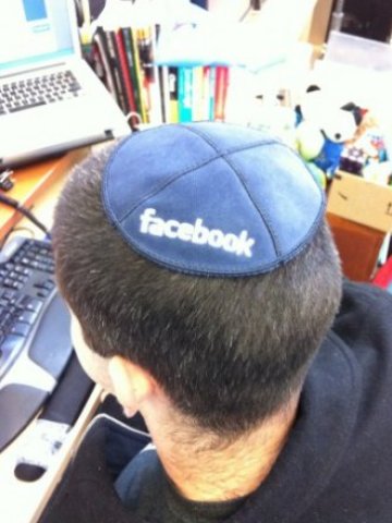<p>
	Facebook навлиза все по-силно в живота на потребителите си. <em>Снимка: компанията</em></p>
