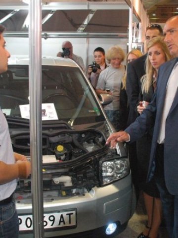 <p>
	При обиколката си из палатите премиерът Борисов разговаря с изложителите.<em>&nbsp;Снимка: БТА</em></p>
