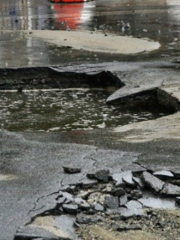 <p>
	<em>Течовете по водопроводната мрежа са честа гледка</em>&nbsp; &nbsp;Снимка: БТА</p>
