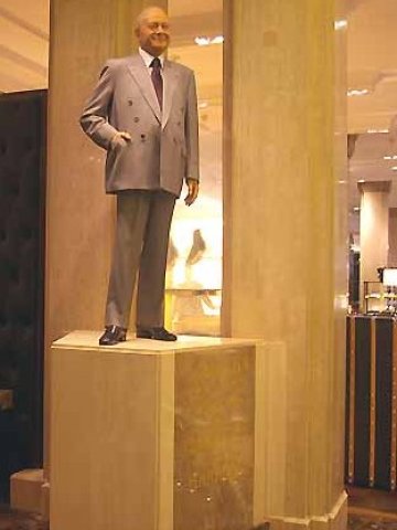 Статуята на Мохамед Ал Файед ще продължи да посреща посетителите на лондонския Harrods