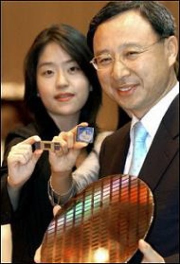 Представители на компанията показват новия чип в Сеул. Снимка: АФП