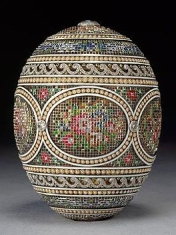 Подобно на това мозаечно яйце от колекцията на Кралица Елизабет II е бил и подаръкът за Ротшилд, който е откупен през 2007 г. от руснака за 9 млн. паунда. Снимка: Faberge