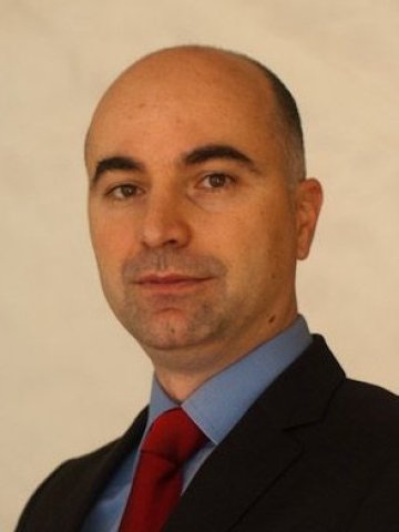 <p>
	Никола Бакалов.&nbsp;<em>Снимка: Алианц Банк България</em></p>
