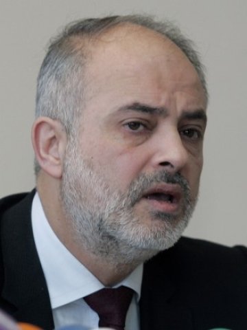 <p>
	Тотю Младенов има намерение да изпълни ангажиментите си към ГЕРБ Снимка: БТА</p>
