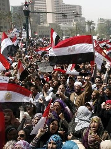 <p>Протестиращи в Кайро на 1 април искат да не се отстъпва от обещанията за повече прозрачност и демокрация. <i>Снимка: БТА</i></p>