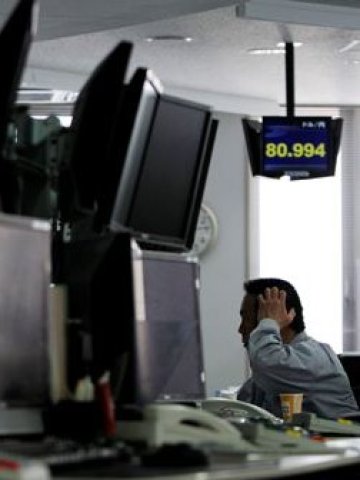 <p>Загасените заради недостиг на електричество компютри на валутни дилъри в Токио. <i>Снимка: Ройтерс</i></p>