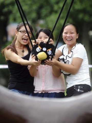 <p>
	Посетители на тематичен парк в Китай, посветен на приложението за смартфон Angry Birds. <em>Снимка: Ройтерс</em></p>
