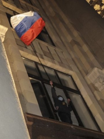 <p>
	<span style="color: rgb(51, 51, 51); font-family: Arial, non-serif; font-size: 14.399999618530273px; line-height: 20px;">В Харков над сградата на областната администрация беше издигнато руското знаме. <em>Снимка: Ройтерс</em></span></p>
