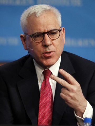 <p>
	Изпълнителният директор на The Carlyle Group Дейвид Рубенщайн. <em>Снимка: Ройтерс</em></p>
