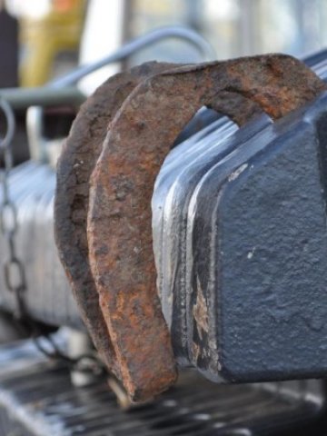 <p>
	Кражбите на желязо от БДЖ и компаниите за комуникационни услуги предизвикаха закриването на пунктовете за вторични суровини, срещу което протестират законно работещите компании &nbsp; &nbsp; &nbsp;Снимка: БТА</p>
