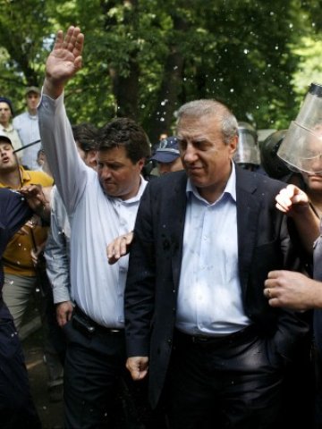 <p>
	При предишния си престой в ЦСКА Александър Томов напусна с полицейска охрана след отнетия лиценз на клуба за Европа. <em>Снимка: Ройтерс</em></p>
