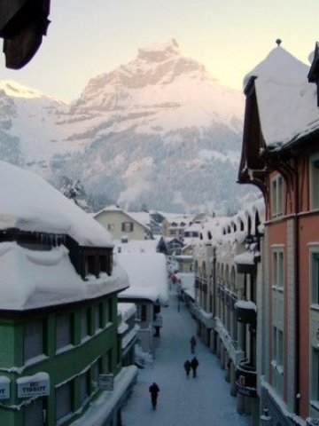 <p>
	Изглед от Енгелберг - едно от селата, които могат да се наемат в Швейцария. <em>Снимка: sebas. Лиценз: <a href="http://creativecommons.org/licenses/by/2.0/" target="_blank">Creative Commons</a></em></p>
