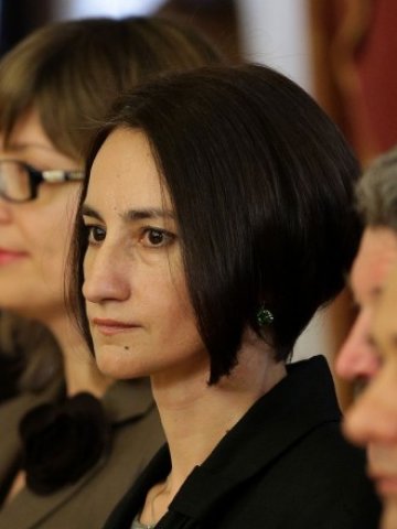 <p>
	Вицепремиерът и министър на труда и социалната политика в служебното правителство Деяна Костадинова. <em>Снимка: БТА</em></p>
