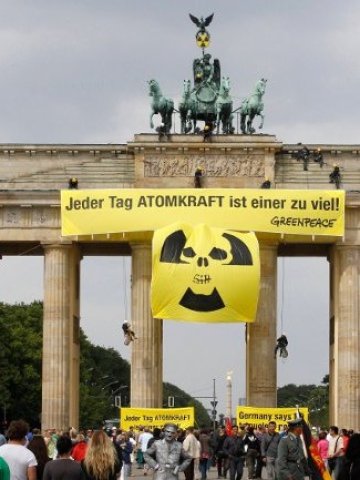 <p>
	През седмица в Германия се провеждат протести срещу ядрената енергетика. <em>Снимка: Ройтерс</em></p>
