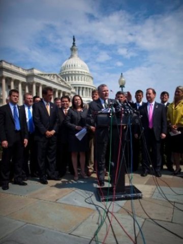 <p>
	Републиканци заявяват подкрепата си за проекта на Джон Бейнър. <em>Снимка: БТА</em></p>
