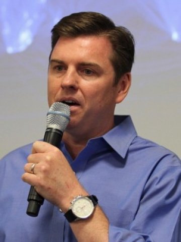 <p>
	Според Тони Бейтс пускането на реклама в Skype не е лишено от рационалност. <em>Снимка: Ройтерс</em></p>
