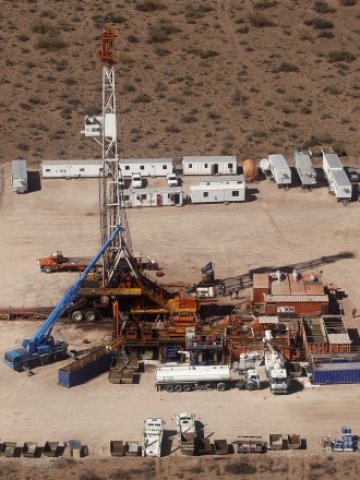 <p>
	Сонда за добив на шистов петрол в Патагония. <em>Снимка: Архив Ройтерс</em></p>
