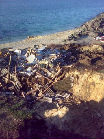 <p>
	<em>Багерите са разрушили пътя на студентите до пристана и плажа. Снимка: НСА</em></p>
