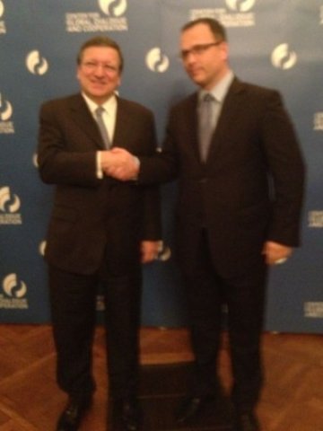 <p>
	Жозе Мануел Барозу и Стоян Мавродиев. <em>Снимка: КФН</em></p>
