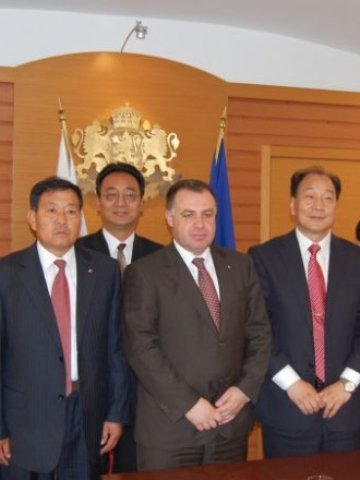 <p>
	Министър Найденов с представители на китайския бизнес. <em>Снимка: МЗХ</em></p>
