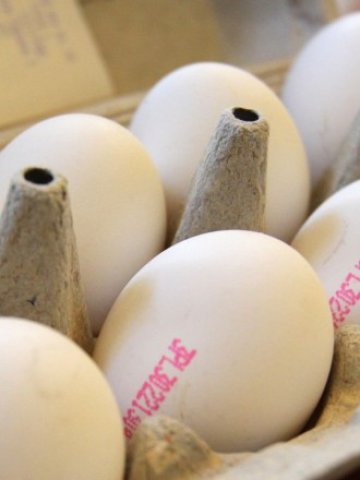 <p>
	<em>Преди три седмици цената на яйцата достигна 50 стотинки за бройка</em> &nbsp; &nbsp; &nbsp; &nbsp; Снимка: БТА</p>
