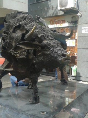 <p style="text-align: justify;">
	Бикът пред БФБ. <em>Снимка: Investor.bg</em></p>
