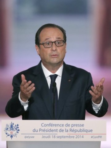 <p>
	Франсоа Оланд по време на речта му в Елисейския дворец. <em>Снимка: Ройтерс</em></p>
