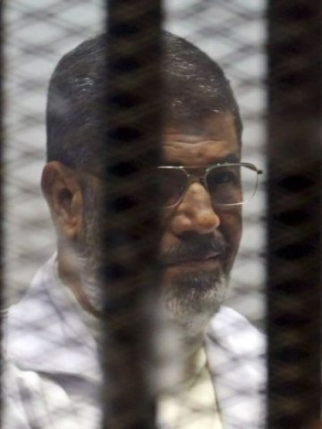 <p>
	Мохамед Морси в затвора. <em>Снимка: архив, Ройтерс</em></p>
