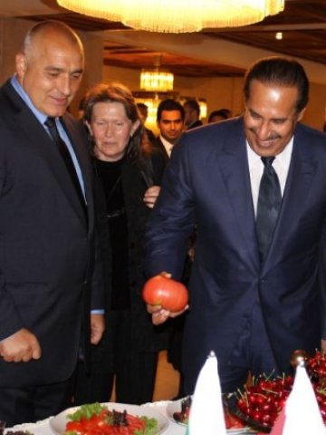 <p>
	<em>Премиерът Бойко Борисов и министър-председателят на Държавата Катар Н. Пр. шейх Хамад бин Джасим бин Джабр Ал-Тани разглеждат представените от българските производители традиционни плодове и зеленчуци</em> &nbsp; &nbsp; &nbsp;Снимка: БТА</p>
