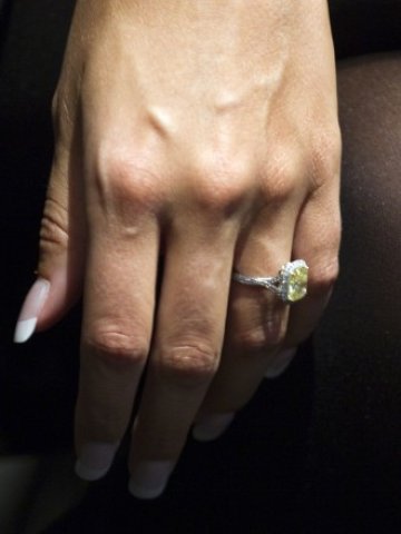 <p>
	Бижутата с нефрит стават все по-търсени. <em>Снимка: Ройтерс</em></p>
