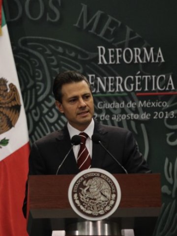 <p style="text-align: justify;">
	Президентът на Мексико Енрике Пеня Нието очаква реформата да осигури и по-евтино гориво за мексиканските граждани. <em>Снимка: Ройтерс</em></p>
