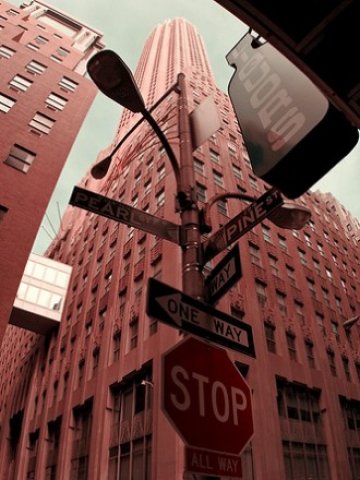 <p>
	Сградата на A.I.G. в Ню Йорк. <em>Снимка: digitizedchaos, лиценз: <strong><a href="http://creativecommons.org/licenses/by/2.0/" target="_blank">CreativeCommons</a></strong></em></p>
