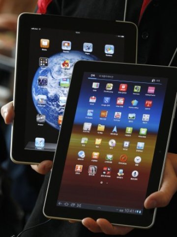<p>
	Galaxy Tab 10.1 (на преден план) и iPad. <em>Снимка: Ройтерс</em></p>
