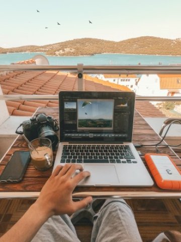 <p>
	Отдалечената от офиса работа вече е почти норма. <em>Снимка: Unsplash.com</em></p>
