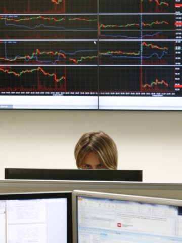 <p>
	Дилър в московската борса. <em>Снимка: Ройтерс</em></p>
