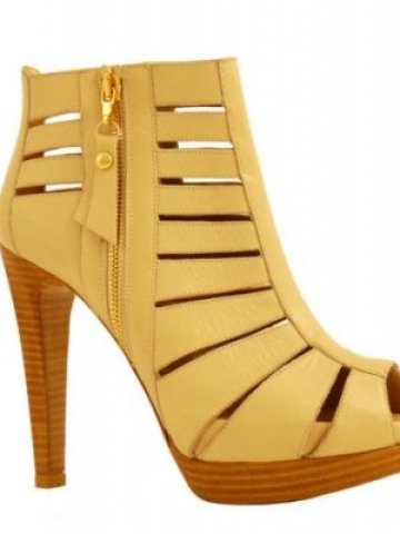 Обувки от Stuart Weitzman