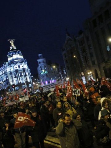 <p>
	Протест срещи съкращенията в национализираната испанска банка Bankia. Мадрид, 23 януари. <em>Снимка: Ройтерс</em></p>
