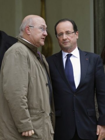 <p>
	Френският президент Франсоа Оланд и министърът на труда Мишел Сапин. <em>Снимка: Ройтерс</em></p>
