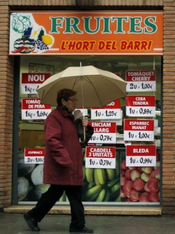 <p>
	Европейците свиха консумацията на хранителни продукти през април.&nbsp;<em>Снимка: Ройтерс</em></p>
