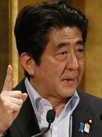 <p>
	Радикална политика на премиера Абе предизвика сериозно покачване на цените на акциите.&nbsp;<em>Снимка: Ройтерс</em></p>
