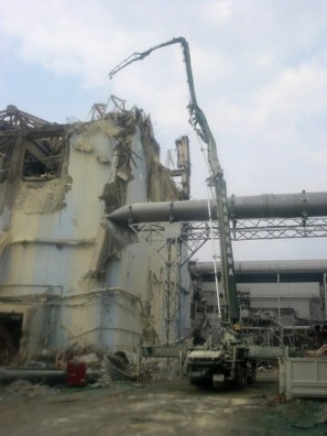 <p>
	Ремонтни дейности на трети реактор на АЕЦ Фукушима. <em>Снимка: Ройтерс</em></p>
